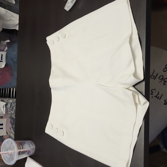 ecru White Side Button Detailing Back Zipper Shorter Shorts Size 6 - Picture 2 of 12